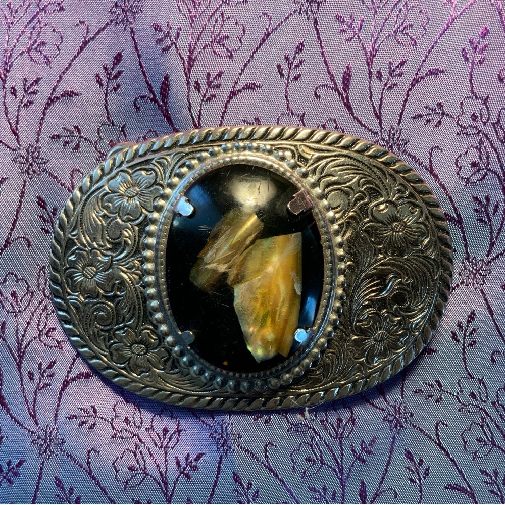 Belt buckle with lucite oval